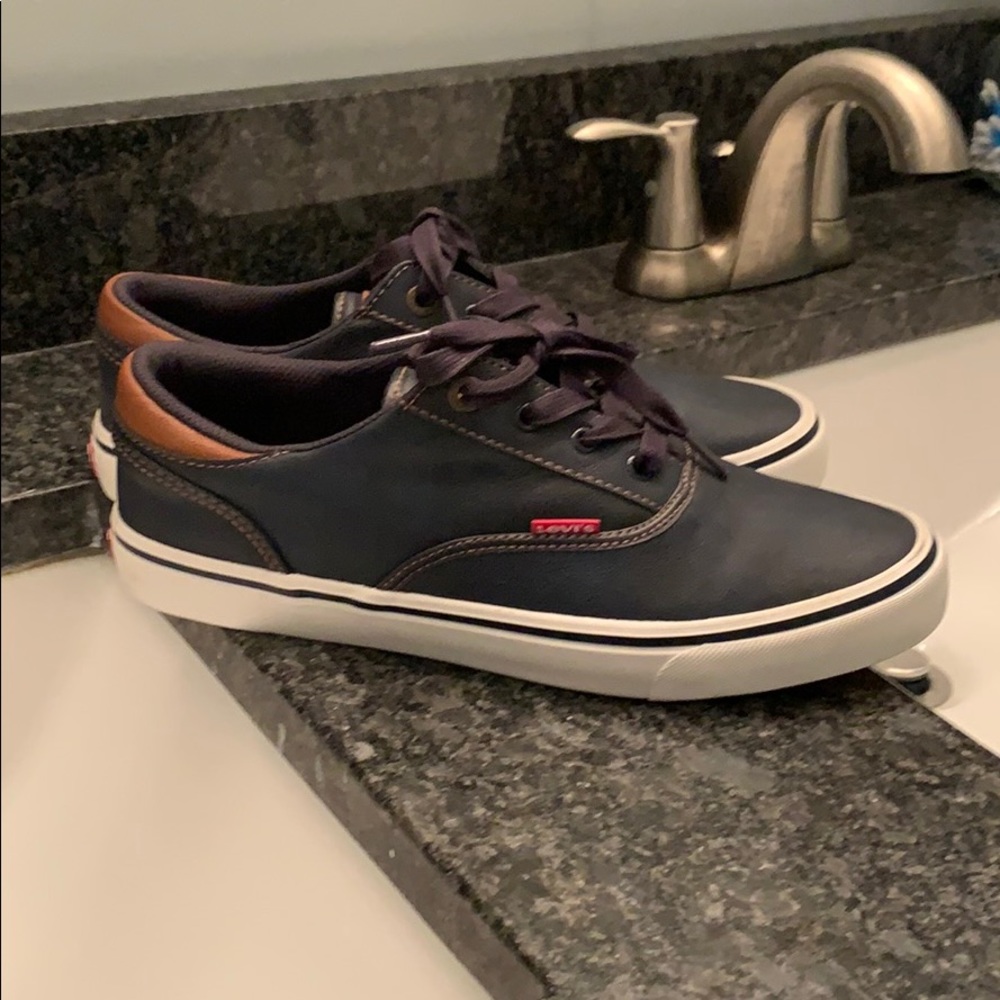 Size 7 men’s Levi’s